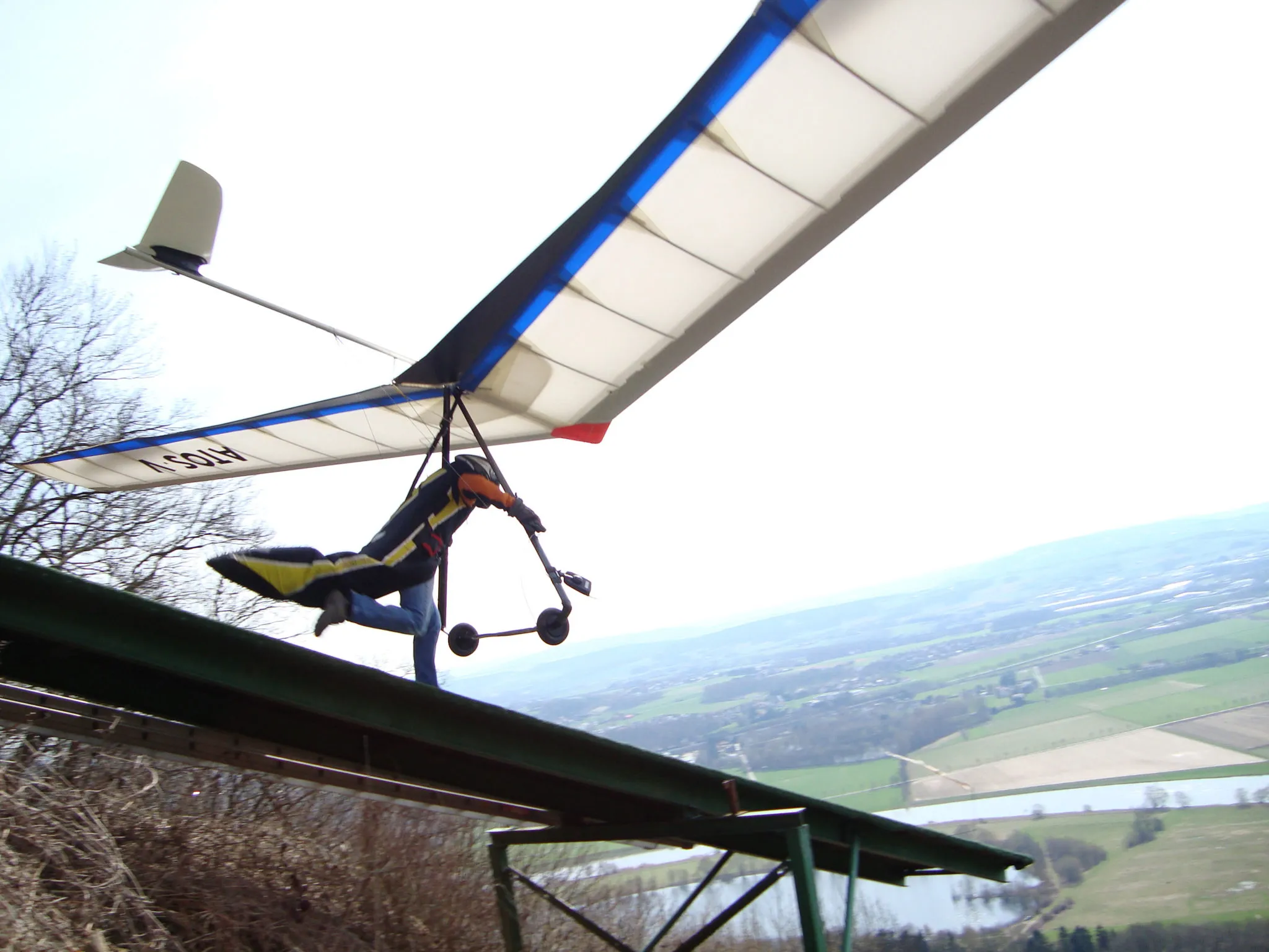 Drachenflieger beim Start von der Rampe über dem Wiehengebirge